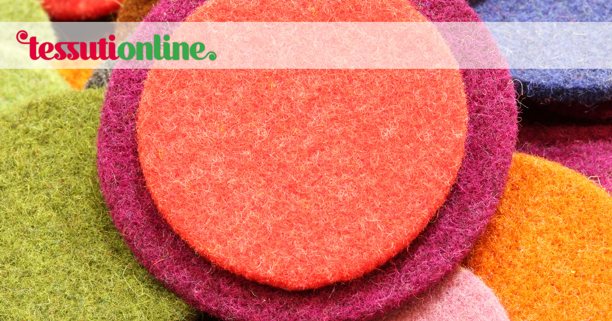 Pannolenci colorato con texture morbida e uniforme